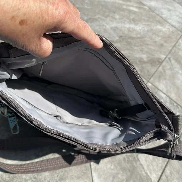 NWOT , anti theft Travelon crossbody , multiple zipper compartments - Picture 5 of 16